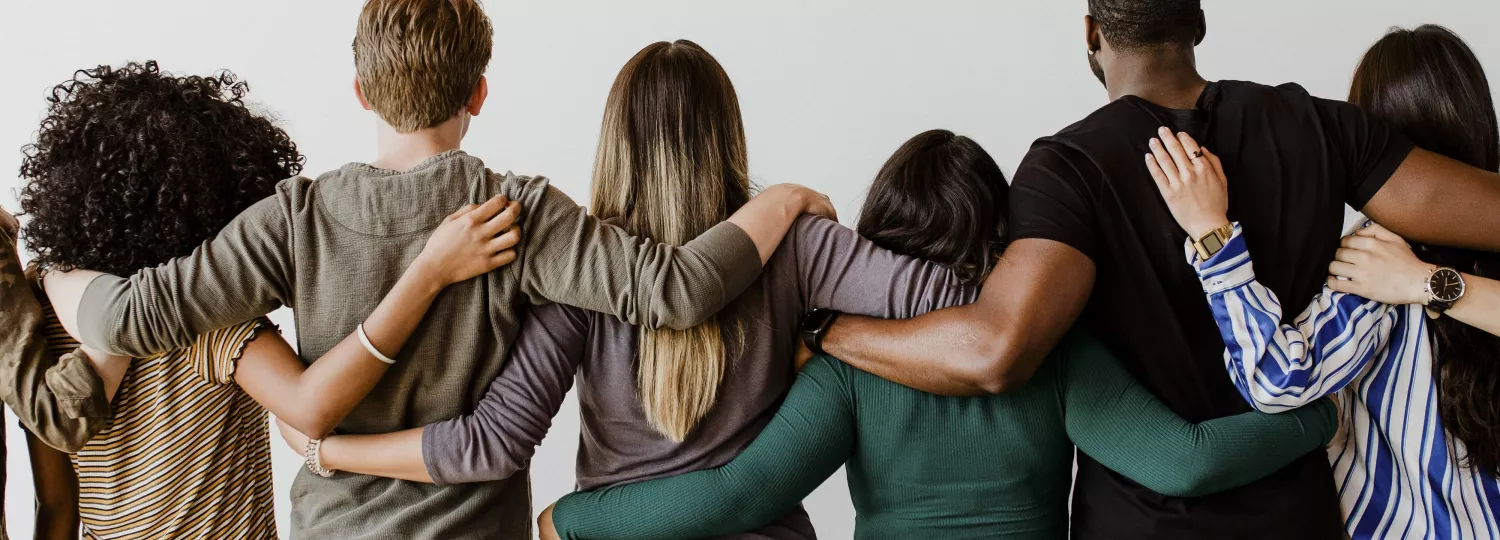 photo de personnes de dos se tenant par les bras